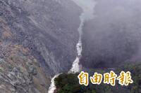 萬里溪堰塞湖水位驟降 百萬噸水量傾洩空拍畫面曝光