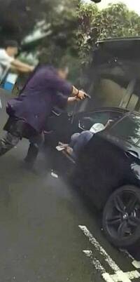 手舉高、趴下！中警轟16槍逮喪屍煙彈藥頭 震撼圍捕畫面曝