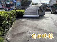 直擊》北市公館監獄式吸菸區全拆光 片甲不留連「屍體」都帶走