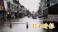 屏東上午時雨量近90毫米 新埤打鐵、潮州富春里部分地區積淹水