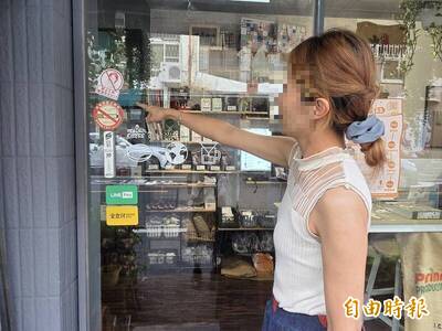 門口霸氣貼「禁止翁曉玲入內，狗貓可以」！嘉義咖啡店出面發聲了