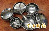 小朋友餐具怎這樣？不鏽鋼碗擦出黑油 內行教「這方法」徹底去除