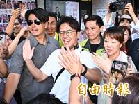 漏網鏡頭》沈伯洋被數百民眾包圍合影  80分鐘走不進永春市場