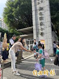 玉女歌手竄紅消失19年 開學日亮麗站國小校門護童