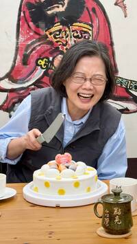 蔡英文70歲生日「被幕僚出賣」！燦笑切蛋糕照曝光