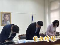 刪凍預算波及庇護工場月餅  傅崐萁鞠躬道歉：要求總統府明年買3倍
