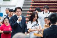 慢了2週？傅崐萁鞠躬喊「概括承受」  潘孟安：1.5萬盒庇護月餅已被買光