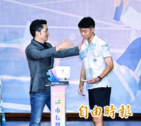 蔣萬安兒美籍拿公費赴美 矢板明夫：應留給更需要的孩子