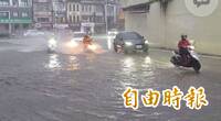 大雷雨轟炸 基隆市區多處道路積淹水