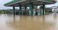 時雨量破百新北北海岸淹水！加油站泡水、多所學校師生緊急撤離
