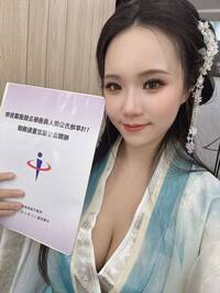 聘百位女優逛夜市！「整頓霸凌者佀廣洋」8政見網友讚爆