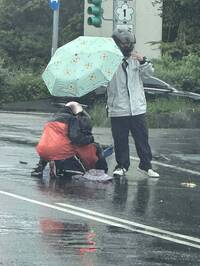 賣玉蘭花老婦穿越馬路慘遭機車迎面擦撞 雙雙受傷
