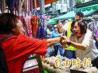 選前74天 蘇巧慧連衝板橋福德、黃石市場與鄉親互動