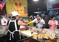藍疑「洋流」領鐘點費 沈伯洋掃華榮市場 民眾喊「我不是工讀生」