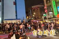 畫面曝！沈伯洋公館商圈掃街  人未到「洋流」先擠爆夜市