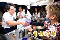夜市捲「洋流」！沈伯洋掃公館商圈2小時 攤商餵食大辣蔥抓餅