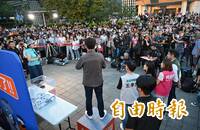 「市長，你給我聽好了」肥皂箱首秀人潮曝 幼童與沈伯洋擊掌融化洋流的心