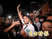 沈伯洋景美夜市掃街又爆場了！談「洋流」妙回：會燙傷人的是hot pot