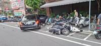台中毒酒駕雙飆「狂掃28車」 賓士車飄移暴撞釀4傷