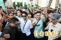 太瘋狂！ 3萬人擠爆愛河灣   沈伯洋、賴瑞隆合體寸步難行