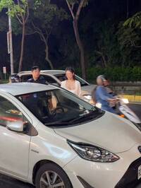 新竹女駕駛撞車！警方到場 她一下車網全歪樓