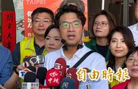 掃街遭嗆聲「佯瘤」 沈伯洋大器回應：排隊辛苦了、盼幫受影響民眾重拍