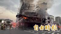 台南連鎖機車行清晨陷火海傳爆炸聲！上百輛機車付之一炬