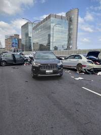 三重台1線高架4車連環撞  6男2女8傷送醫