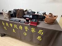 貪長者財產換名牌！北市女社工認罪收押  愛馬仕等百萬精品曝光