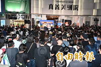 沈伯洋突襲西門町爆洋流！「市長，你給我聽好了！」快閃發言 人潮曝光