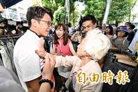 五分埔「第1次追星」86歲外省奶奶狂誇沈伯洋！ 網驚：真破圈了