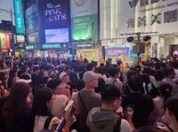 沈伯洋突襲西門町爆洋流！「市長，你給我聽好了！」快閃發言 人潮曝光