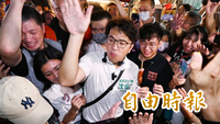 沈伯洋「中原夜市」掃街！「萬華王」驚：第一次有市長級候選人來