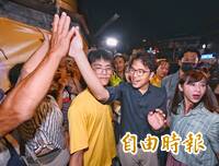 洋流再現！沈伯洋中秋夜信義區拜廟 支持者送跌打損傷藥、拿PS3求簽