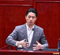 蔣萬安被質疑特權改網站學歷 北市府稱「立院廠商翻譯問題」
