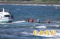 中秋連假墾丁驚魂！紅柴坑半潛艇不明原因擱淺 海巡急救援18名遊客