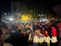 沈伯洋再訪內湖737 洋流包圍港富公園 老大哥全身痠痛也要來挺