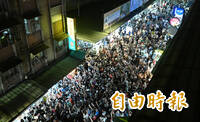 內湖居民驚呼前所未見 沈伯洋夜市拜票帶動「洋流」買氣