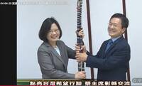 蔣萬安丟棄甘蔗 網翻蔡英文2015年獲贈甘蔗對比 結果讓人驚呆