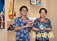 直擊》開箱沈伯洋競總驚見「這尊」 賴清德合抱忍不住笑了