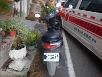 男子牽機車疑身體不適倒地  送醫不治