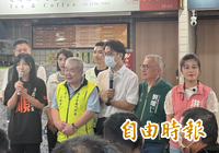 沈伯洋抱病趕場！挺進深藍選區 外省大姐箭步上前：我全家都投你