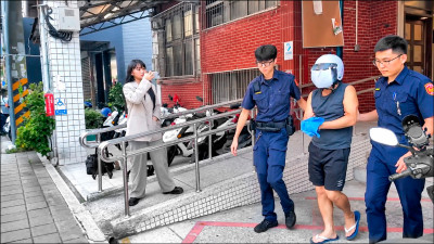 父辯保護令限制不能打罵 才罰女兒掛紙板遊街