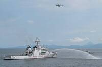 距台僅百公里！菲最大巡邏艦出手趕海調船 中國海警突現身「護航」