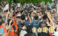 沈伯洋突襲鐵藍票倉！大安區肥皂箱快閃洋流爆棚
