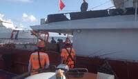 中國漁船拒離東沙海域 海巡署雲林艦噴水90秒驅離後展開人道救援