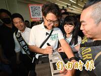 簽名筆隨時機動更換！沈伯洋曝原因：「都是她教我的」