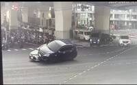 左營匝道車禍   轎車衝上引擎蓋險翻覆