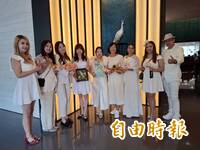 「世界會慢慢變暗」母親全盲觸動她  高雄花藝家辦公益展助視障團體