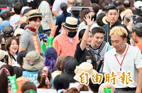 不只小粉紅！蔡康永現身沈伯洋造勢 藍白粉崩潰出征